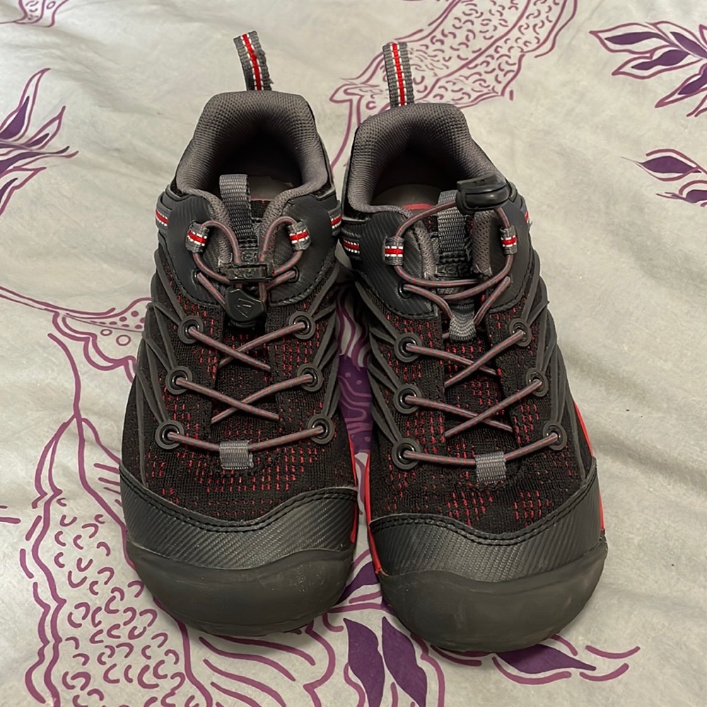 Keen easy on athletic shoes